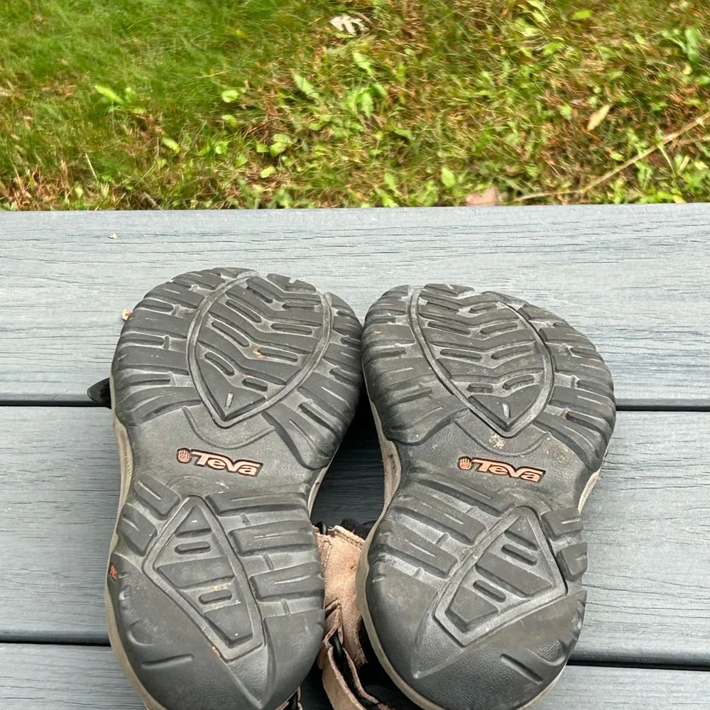 Men’s Size 8 Adjustable Teva Tan and Black Outdoor Sandals - Picture 6 of 7